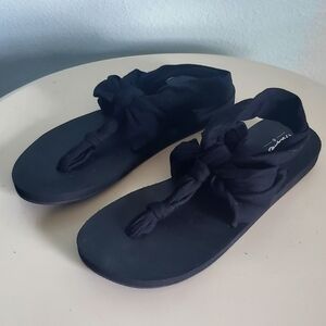 Black Mossimo Fabric Yoga Sandal